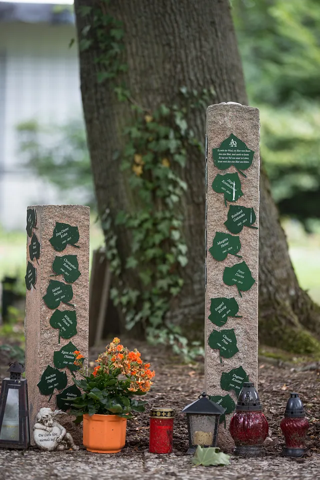 Stelen auf dem Neuen Sankt-Michael-Friedhof